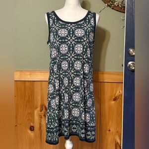 Max Studio Shift Dress Sleeveless Medium Scoop Neck Stretchy Wrinkle Resistant